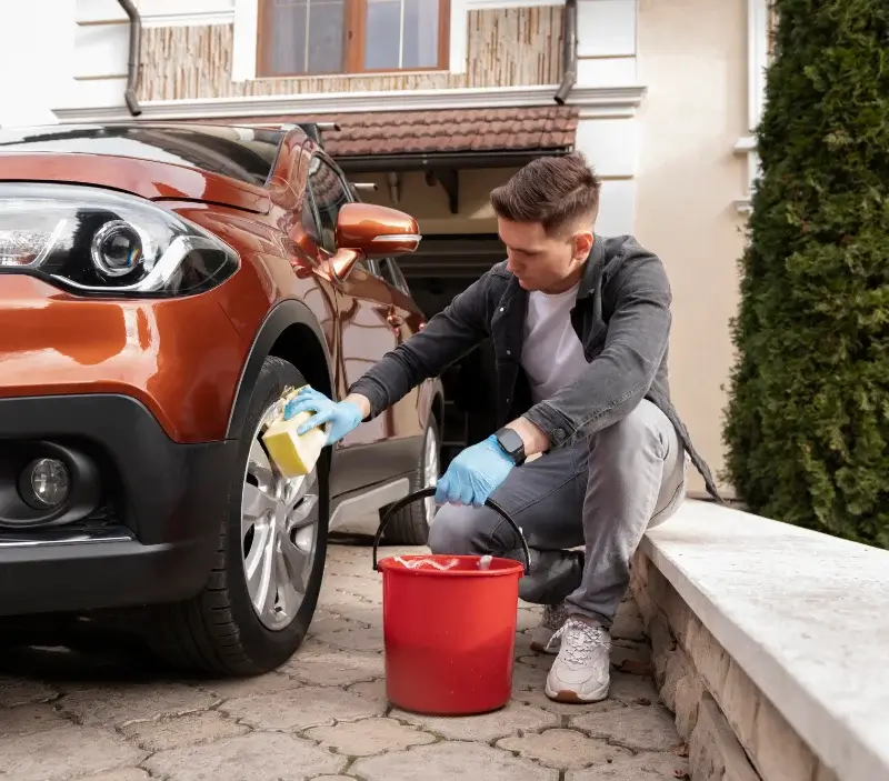 Lavage auto à domicile Le Tronchet : professionnel intervenant sur un véhicule